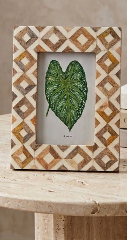 DIAMOND PATTERNED PHOTO FRAME - 4"x6"