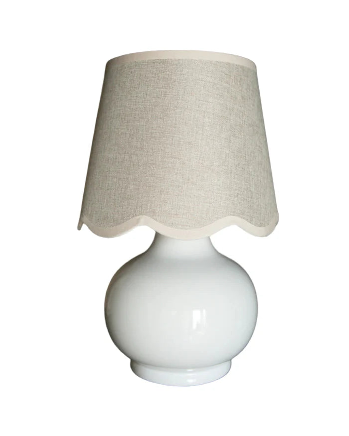 WHITE CERAMIC LAMP WITH SCALLOPED SHADE