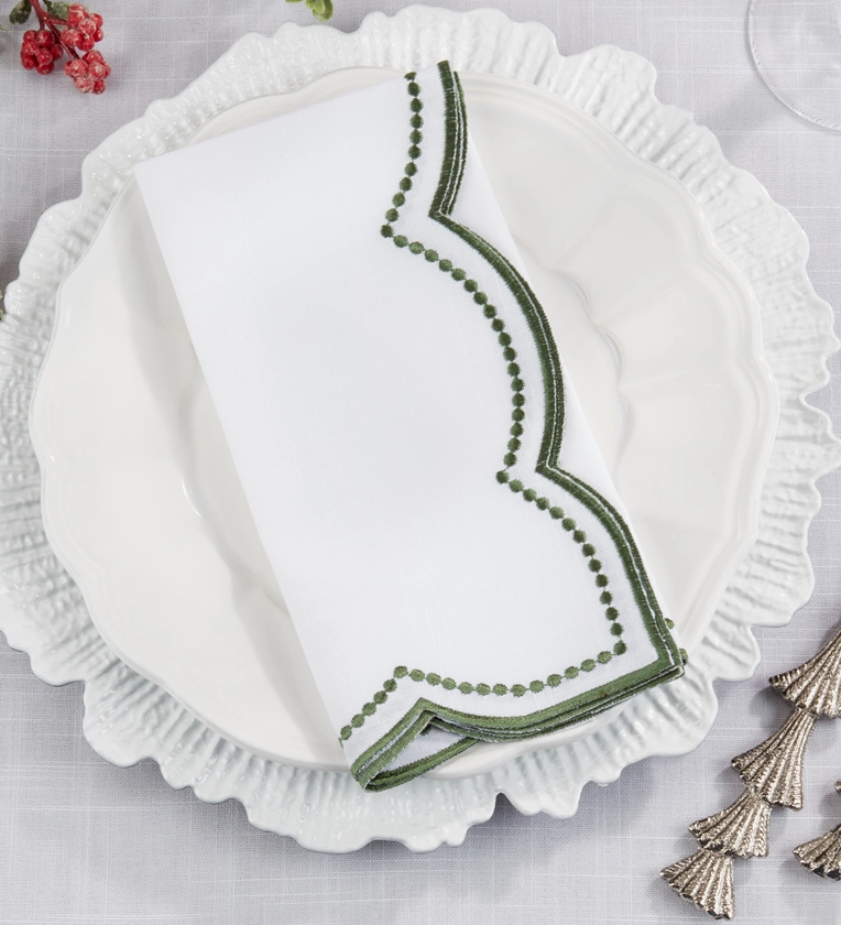 WHITE NAPKIN WITH GREEN SCALOP DETAIL